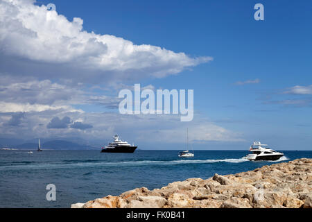 Super yacht, barche a vela e motore in barca a vela nel mare Mediterraneo sulla Costa Azzurra Costa su un estate giorno nuvoloso Foto Stock