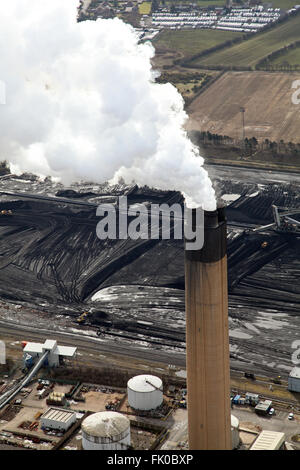 Vista aerea del fumo di Eggborough Power Station nello Yorkshire, Regno Unito Foto Stock