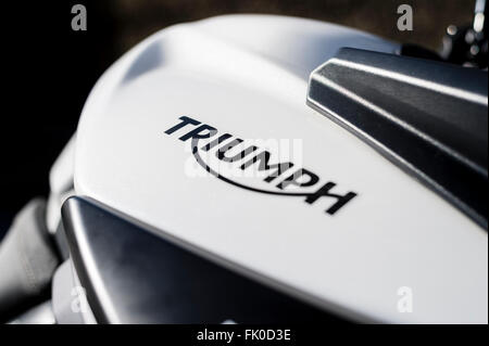 La produzione britannica rappresentata dal trionfo Tiger 800 serbatoio del carburante dettaglio Foto Stock