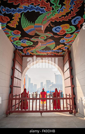 Guardando a Gwanghwamun Square da Gyeongbokgung Palace a Seoul, Corea del Sud Foto Stock