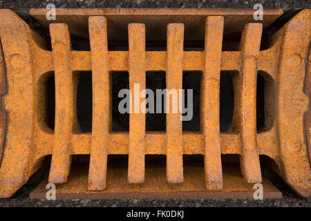 Rusty a griglia quadrata di una tempesta scarico in close-up Foto Stock