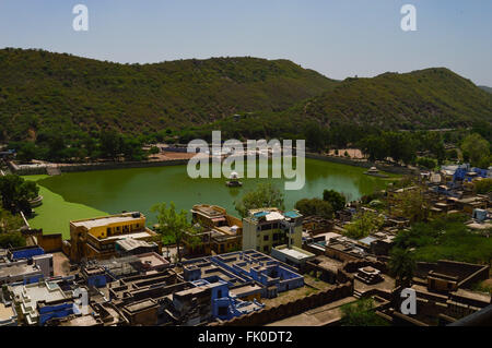 Vista della bellissima Nawal Sagar lago con le montagne sullo sfondo dal Bundi nel palazzo di Bundi, Rbajasthan, India Foto Stock