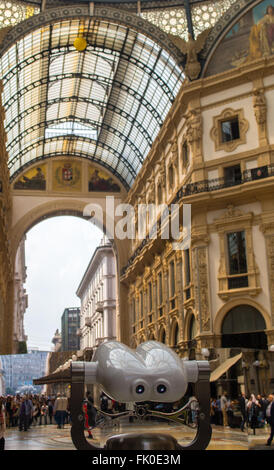 Galleria di Milano, in Italia con i turisti all'interno Foto Stock