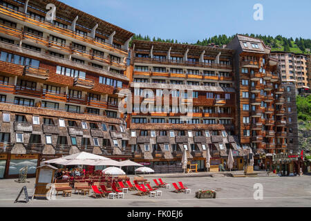 Strani edifici in legno e architettura unica nel mezzo della regione touristic Portes du Soleil di Avoriaz , Le Alpi Francesi Foto Stock