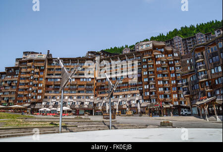 Strani edifici in legno e architettura unica nel mezzo della regione touristic Portes du Soleil di Avoriaz , Le Alpi Francesi Foto Stock