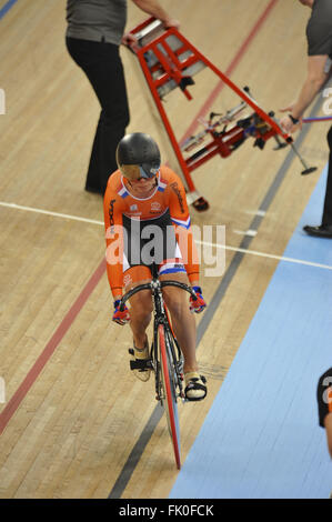 Londra, Regno Unito. 04 Mar, 2016. Laurine van Riessen (NED) inizio alla gara in campo femminile 500m crono finale a UCI 2016 via del campionato del mondo di ciclismo, Lee Valley Park Velo. Credito: Michael Preston/Alamy Live News Foto Stock