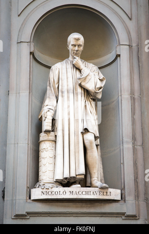 Statua del Rinascimento italiano diplomatico e scrittore Niccolò Machiavelli al di fuori della Galleria degli Uffizi di Firenze, Italia. Foto Stock