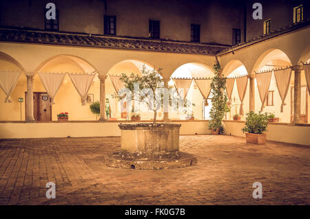 Bellissimo Cortile toscano di notte a Pienza, Italia Foto Stock