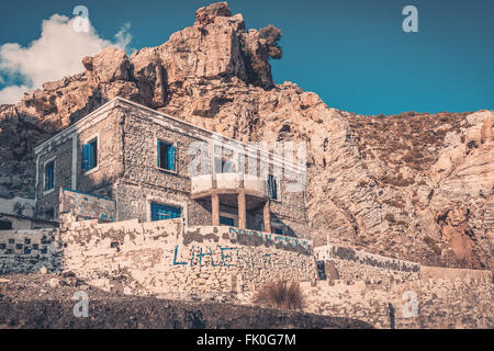 Weathered casa abbandonata sulla costa greca sull'isola di Kos Foto Stock