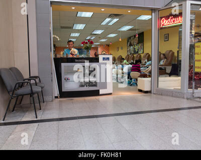 Un quasi vuoto manicure shop in una quasi vuoto mall. Foto Stock