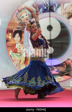 La danza del ventre da Minette del Treppo presso l'Oriental festival a Torino Foto Stock