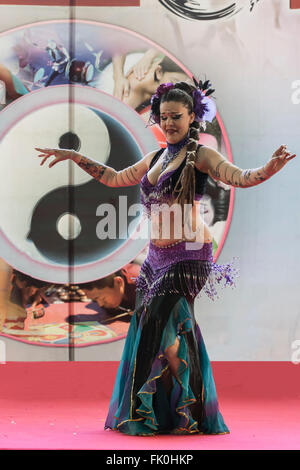 La danza del ventre da Minette del Treppo presso l'Oriental festival a Torino Foto Stock