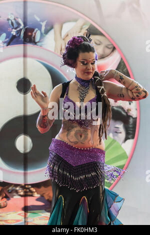 La danza del ventre da Minette del Treppo presso l'Oriental festival a Torino Foto Stock