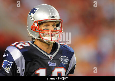 Agosto 18, 2011 - Tampa, Fla, Stati Uniti d'America - New England Patriots quarterback Tom Brady (12) durante i picchietti partita contro theTampa Bay Buccaneers presso Raymond James Stadium su agosto 18, 2011 a Tampa, in Florida, ZUMA Press/Scott A. Miller. (Credito Immagine: © Scott A. Miller via ZUMA filo) Foto Stock