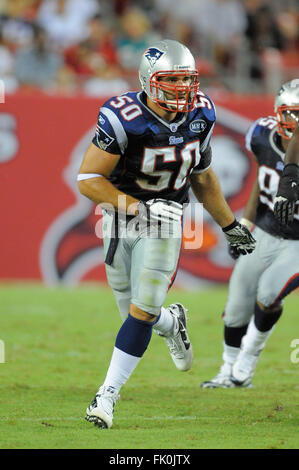 Agosto 18, 2011 - Tampa, Fla, USA - New England Patriots linebacker Rob Ninkovich (50) durante i picchietti partita contro il Tampa Bay Buccaneers presso Raymond James Stadium su agosto 18, 2011 a Tampa, Florida..ZUMA Press/Scott A. Miller. (Credito Immagine: © Scott A. Miller via ZUMA filo) Foto Stock