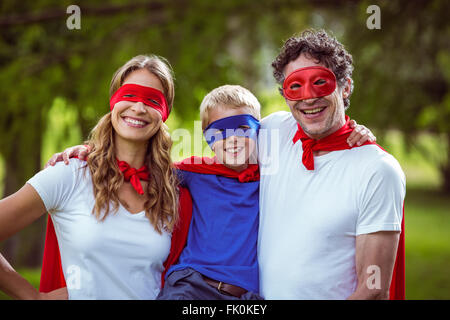 La famiglia felice fingendo di essere supereroe Foto Stock