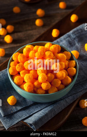 Malsana Cheesy sbuffi di formaggio in una ciotola Foto Stock