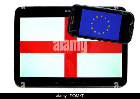 Le bandiere di Engand e l'UE visualizzato sugli schermi di un tablet e uno smartphone contro uno sfondo bianco. Foto Stock