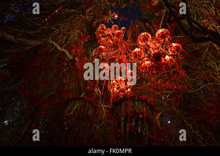 Philadelphia, Stati Uniti d'America. 4 Marzo, 2016. Che rappresenta l'interno di un California Redwood tree questo lampadario Tree è il pezzo centrale nel display di American Institute di floral designer (AIFD) "Esplorare America" è il tema scelto per il 2016 edizione della Pennsylvania Orticoltura Società Flower Show. La mostra annuale, la più grande nel suo genere, è tenuto presso il Pennsylvania Convention Center nel centro di Philadelphia PA., e corre fino a Marzo 13. Foto Stock