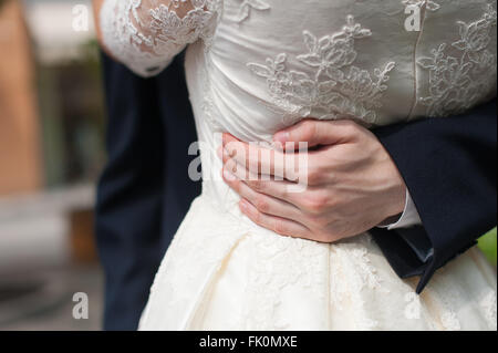 Uomo con le braccia intorno a una donna wraist Foto Stock