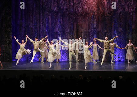 Sarajevo. Mar 4, 2016. Membri del Balletto Imperiale Russo da eseguire "Lago wan' allo stadio nel sport hall Zetra di Sarajevo, Bosnia ed Erzegovina il 4 marzo 2016. © Haris Memija/Xinhua/Alamy Live News Foto Stock