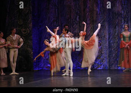 Sarajevo. Mar 4, 2016. Membri del Balletto Imperiale Russo da eseguire "Lago wan' allo stadio nel sport hall Zetra di Sarajevo, Bosnia ed Erzegovina il 4 marzo 2016. © Haris Memija/Xinhua/Alamy Live News Foto Stock