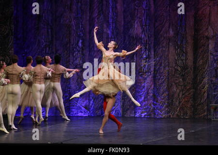 Sarajevo. Mar 4, 2016. Membri del Balletto Imperiale Russo da eseguire "Lago wan' allo stadio nel sport hall Zetra di Sarajevo, Bosnia ed Erzegovina il 4 marzo 2016. © Haris Memija/Xinhua/Alamy Live News Foto Stock