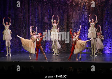 Sarajevo. Mar 4, 2016. Membri del Balletto Imperiale Russo da eseguire "Lago wan' allo stadio nel sport hall Zetra di Sarajevo, Bosnia ed Erzegovina il 4 marzo 2016. © Haris Memija/Xinhua/Alamy Live News Foto Stock