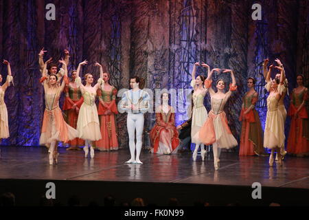 Sarajevo. Mar 4, 2016. Membri del Balletto Imperiale Russo da eseguire "Lago wan' allo stadio nel sport hall Zetra di Sarajevo, Bosnia ed Erzegovina il 4 marzo 2016. © Haris Memija/Xinhua/Alamy Live News Foto Stock