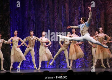 Sarajevo. Mar 4, 2016. Membri del Balletto Imperiale Russo da eseguire "Lago wan' allo stadio nel sport hall Zetra di Sarajevo, Bosnia ed Erzegovina il 4 marzo 2016. © Haris Memija/Xinhua/Alamy Live News Foto Stock