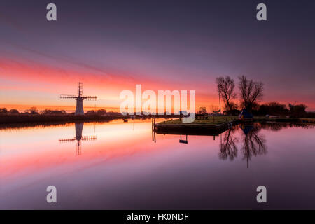 Mulino Thurne riflessa nelle acque del fiume all'alba. Foto Stock