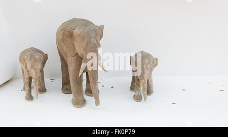 Fatto a mano elefante scultura in legno Foto Stock