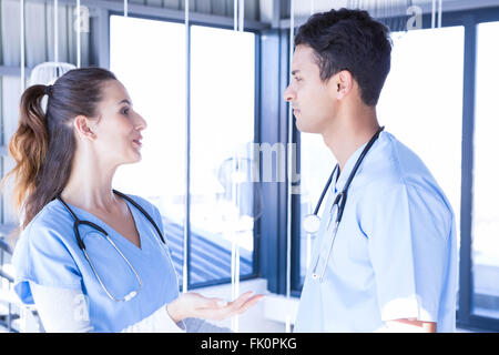 I medici interagire gli uni con gli altri Foto Stock