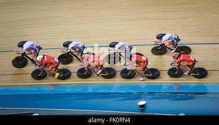 Londra, Ciara Horne durante le donne del team Pursuit Primo Round a UCI 2016 via del Campionato del Mondo di Ciclismo a Londra. Mar 4, 2016. Team Cina ciclisti Baofang Zhao, Menglu ma, Dong Yan Huang, Yali Jing (sotto) sono catturati dal team Gran Bretagna ciclisti Joanna Rowsell-Shand, Laura Trott, Elinor Barker, Ciara Horne durante le donne del team Pursuit Primo Round a UCI 2016 via del Campionato del Mondo di Ciclismo a Londra, in Gran Bretagna il 4 marzo 2016. © Richard Washbrooke/Xinhua/Alamy Live News Foto Stock