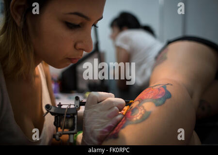 Buenos Aires, Argentina. Mar 4, 2016. Un artisti fa un tatuaggio durante il dodicesimo Tattoo Convention Tattoo Show', a Buenos Aires, Argentina, il 4 marzo 2016. Secondo la stampa locale, il Buenos Aires Tattoo Show divenne uno dei international tattoo convention. © Martin Zabala/Xinhua/Alamy Live News Foto Stock