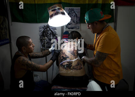 Buenos Aires, Argentina. Mar 4, 2016. Artisti fare un tatuaggio durante il dodicesimo Tattoo Convention Tattoo Show', a Buenos Aires, Argentina, il 4 marzo 2016. Secondo la stampa locale, il Buenos Aires Tattoo Show divenne uno dei international tattoo convention. © Martin Zabala/Xinhua/Alamy Live News Foto Stock