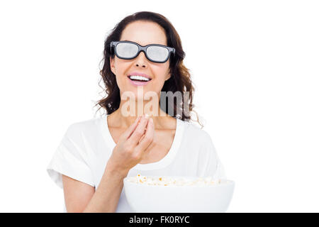Bella donna con gli occhiali 3D mangiare popcorn Foto Stock