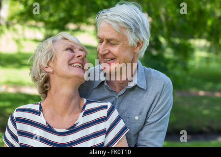 Coppia senior abbracciando Foto Stock