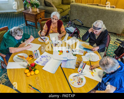 Femmina cittadini senior di vernice in un acquerello di classe per gli anziani al Garden Court senior residence a Santa Barbara, California. Foto Stock