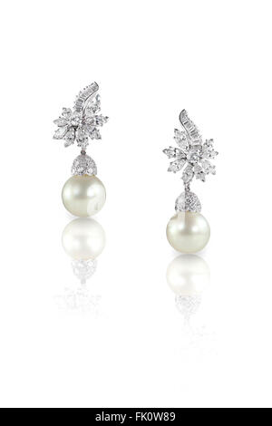 Bellissima perla diamante Marquise goccia penzolare orecchini prigionieri coppia isolata su bianco con una riflessione Foto Stock