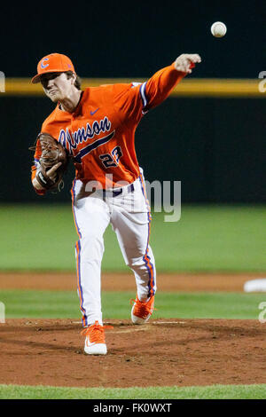 La Columbia, SC, Stati Uniti d'America. Mar 4, 2016. Charlie Barnes (23) del Clemson Tigers inizia il NCAA Baseball match-up tra i Clemson Tigers e il South Carolina Gamecocks al fondatore del parco in Columbia, SC. Scott Kinser/CSM/Alamy Live News Foto Stock