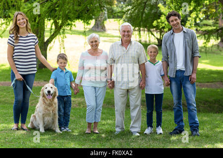 Famiglia con cane nel parco Foto Stock