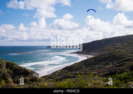 Un parapendio e deltaplano volare su Southside Beach, vicino Bell's Beach in Torquay, Victoria, Australia Foto Stock