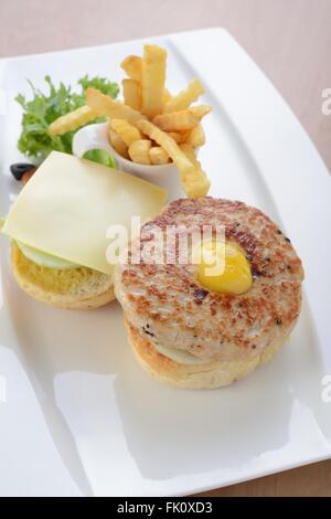 L'anello di hamburger con uova Foto Stock