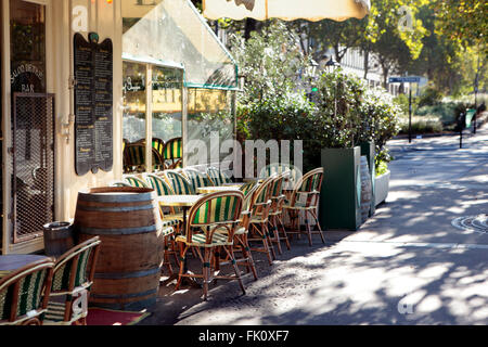 Il ristorante francese scena, Parigi Francia, sidewalk cafe Foto Stock