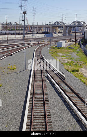 I binari della ferrovia e la potenza elettrica torri presso il centro cittadino di Los Angeles city ponte in California Foto Stock