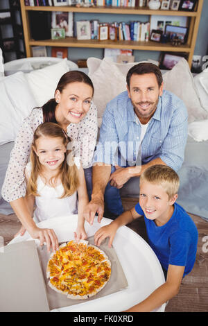 Angolo alto ritratto di famiglia con la pizza Foto Stock