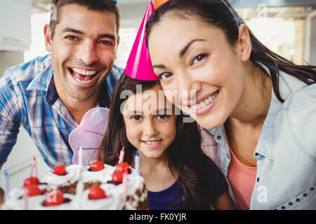 Ritratto di famiglia allegra festeggia il compleanno a casa Foto Stock