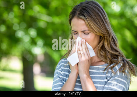 Donna che utilizza un tessuto Foto Stock