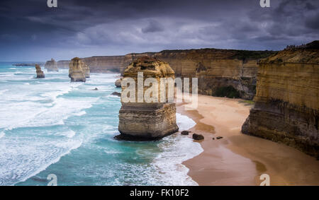 Il mare in tempesta a dodici apostoli vicino a Port Campbell in Victoria. Foto Stock